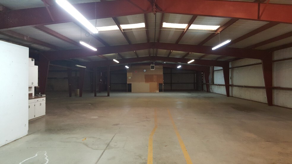 More Photos Of 440 N Broadway St, Joshua Manufacturing For Lease