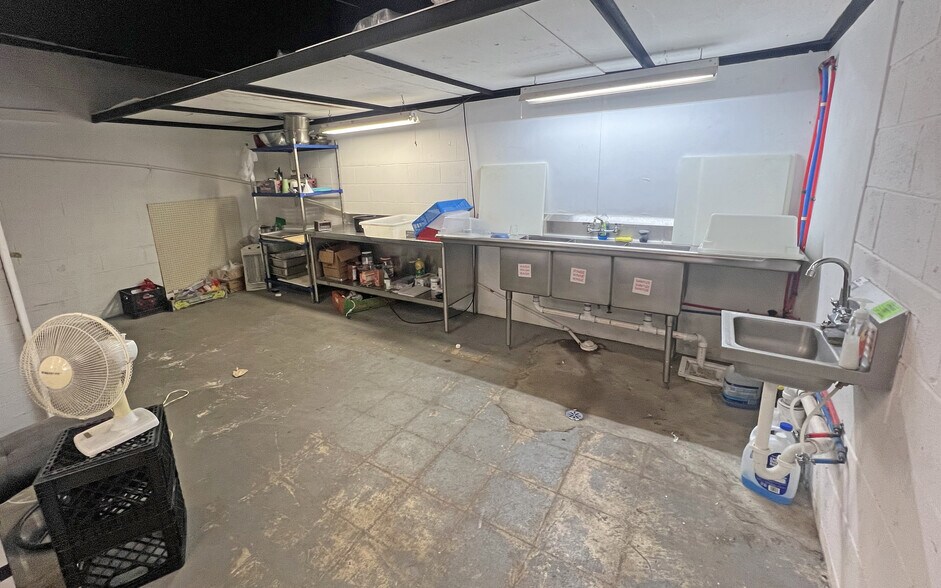 More Photos Of 25825 W 7 Mile Rd, Redford Township Convenience Store For Sale