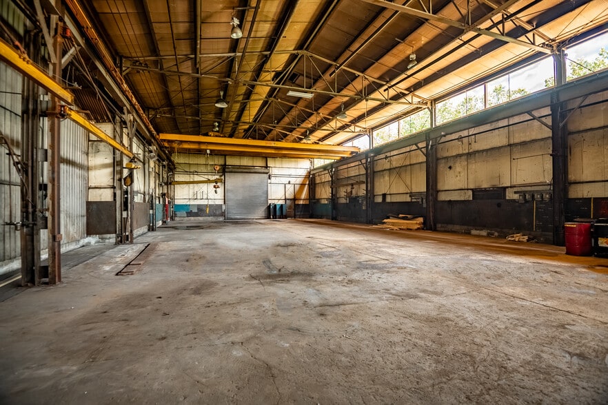 More Photos Of 800 N Water Ave, Sharon Service For Sale