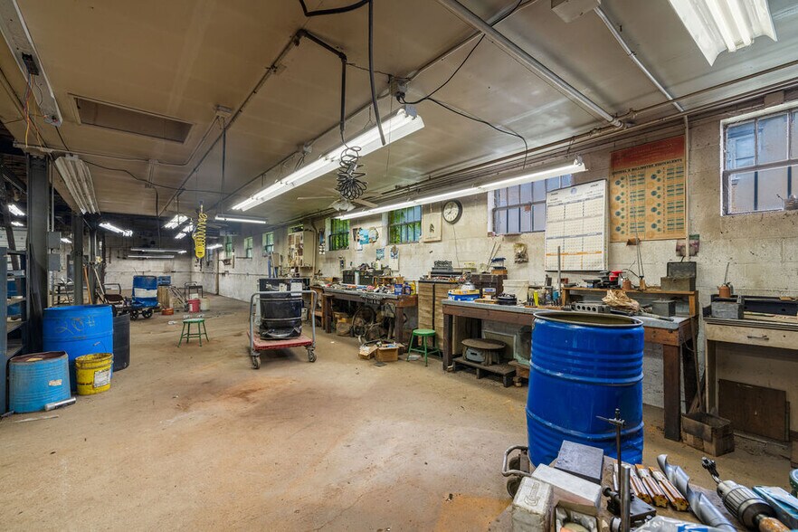 More Photos Of 1041 Niagara Ave, Niagara Falls Contractor Storage Yard For Sale