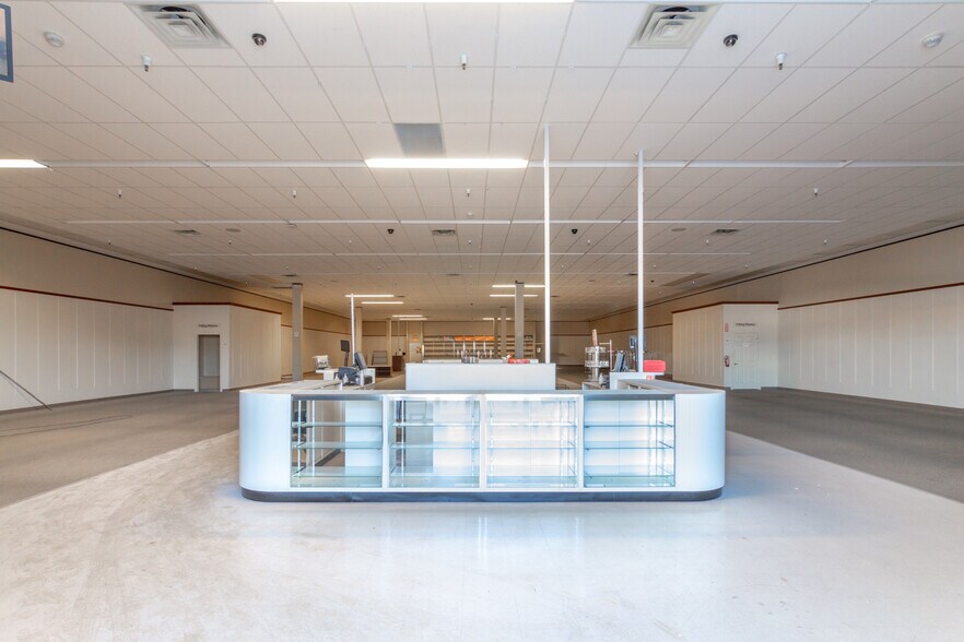 More Photos Of 2800 Hwy 71, Marianna Storefront For Lease