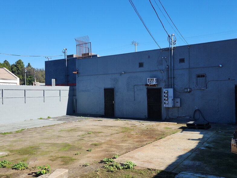 More Photos Of 10209 S Central Ave, Los Angeles Convenience Store For Lease