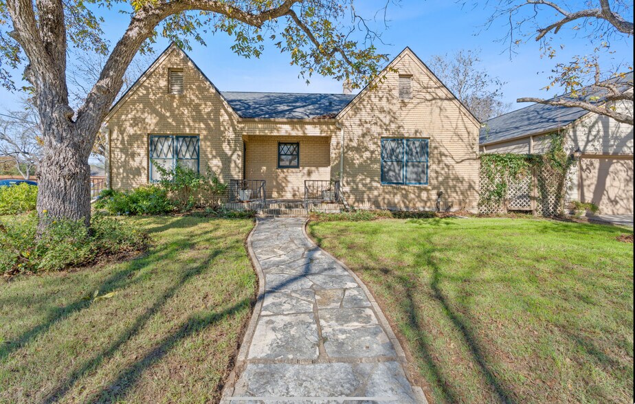 More Photos Of 762 S Guadalupe St, Lockhart Specialty For Sale