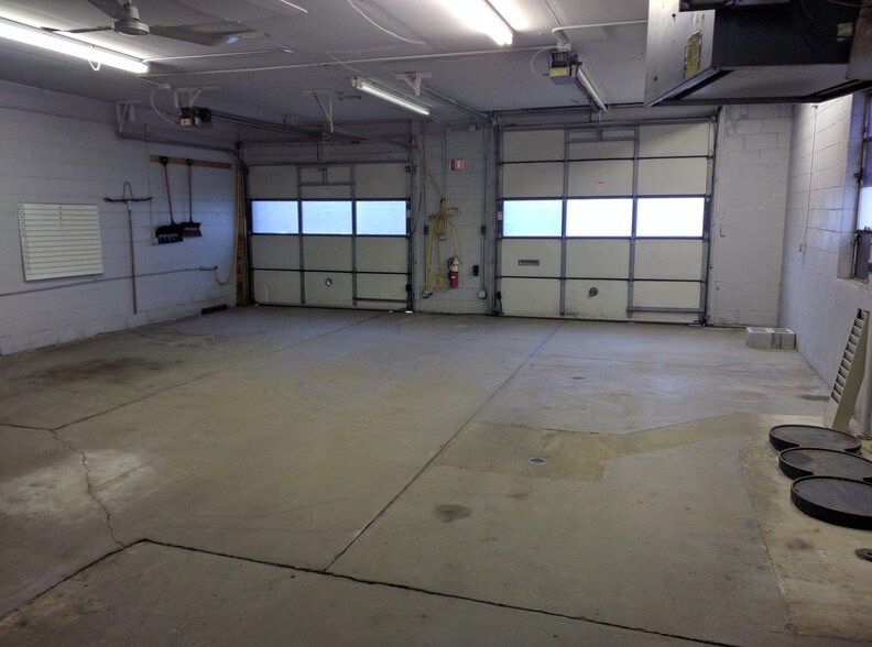 More Photos Of 705 E Park Ave, Libertyville Light Distribution For Lease