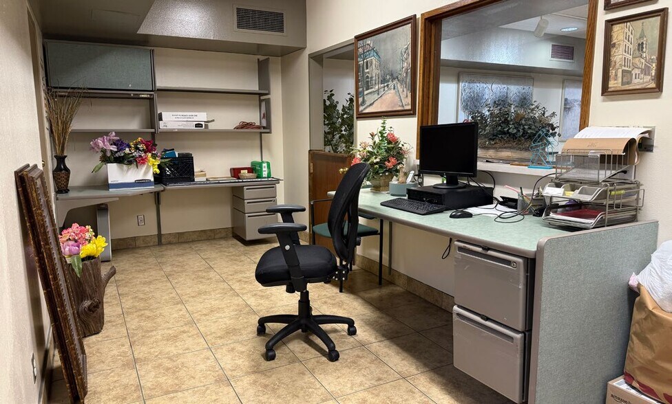 More Photos Of 8010 Mountain Rd NE, Albuquerque Medical For Lease