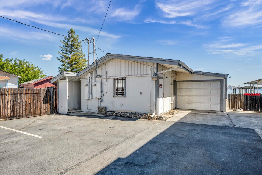 More Photos Of 3740 Lakeshore Blvd, Lakeport Restaurant For Sale