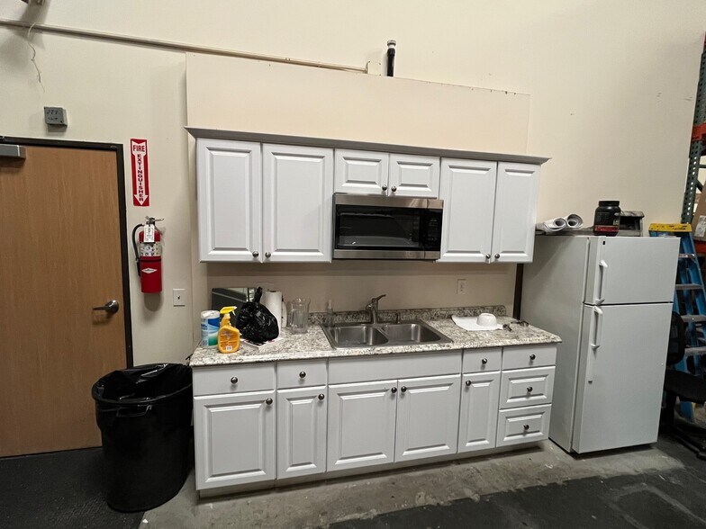 More Photos Of 8423 Rochester Ave, Rancho Cucamonga Warehouse For Lease