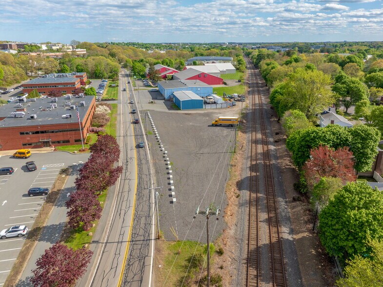 More Photos Of 27 Tozer Rd, Beverly Warehouse For Lease