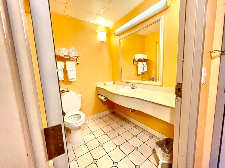 More Photos Of 1606 Central Ave, Albany Hotel For Sale