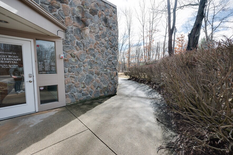 More Photos Of 154 Sturbridge Rd, Charlton Veterinarian Kennel For Lease
