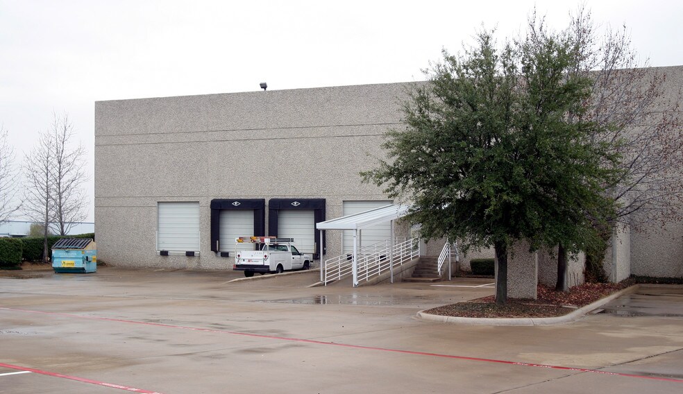 More Photos Of 601 E Corporate Dr, Lewisville Light Distribution For Lease