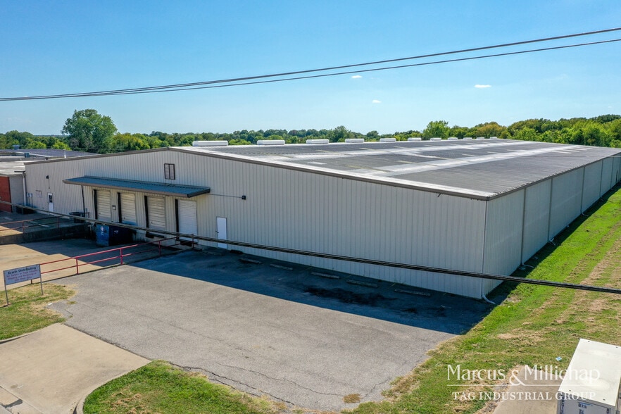 More Photos Of 2407 N Preston St, Ennis Unknown For Lease