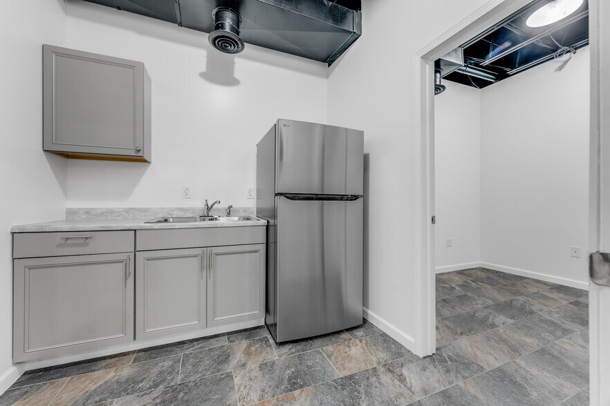 More Photos Of 417 Holland Ave, Morgantown Storefront Retail Office For Lease