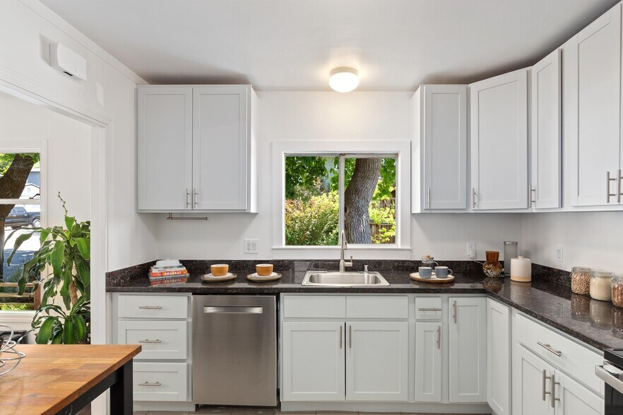 More Photos Of 1539 E 38th St, Oakland Apartments For Sale