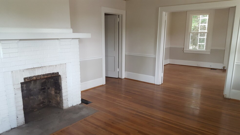 More Photos Of 3521 Monroe Rd, Charlotte Showroom For Lease