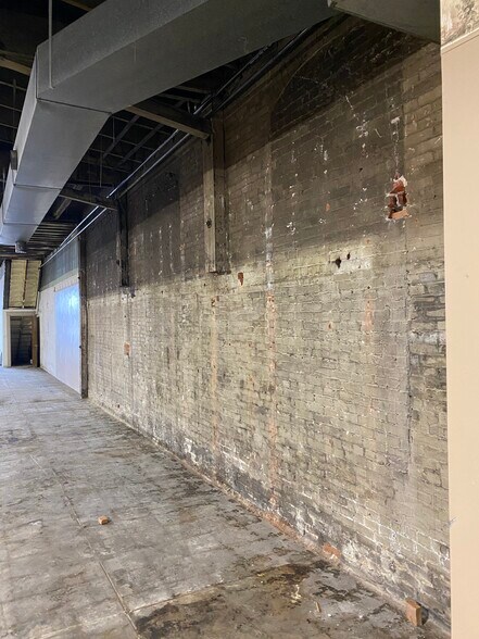 More Photos Of 20 NW 6th St, Evansville Restaurant For Lease