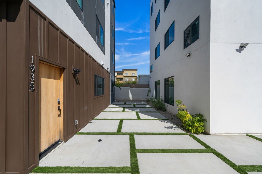 More Photos Of 1933 Magnolia Ave, Los Angeles Apartments For Sale