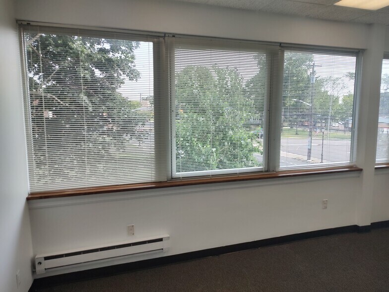 More Photos Of 240 Plandome Rd, Manhasset Office For Lease