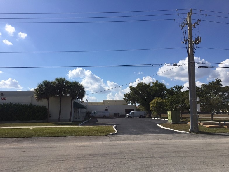 More Photos Of 14150 SW 119th Ave, Miami Manufacturing For Lease