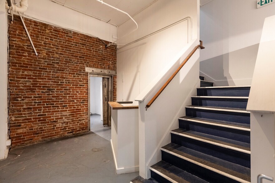 More Photos Of 3516 Fremont Pl N, Seattle General Retail For Lease