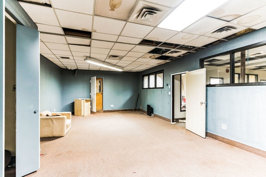 More Photos Of 200 W 4th St, Plainfield Light Distribution For Lease