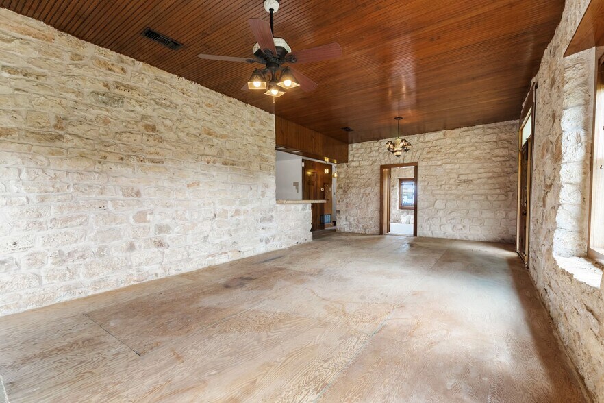 More Photos Of 600 County Road 263, Liberty Hill Specialty For Lease