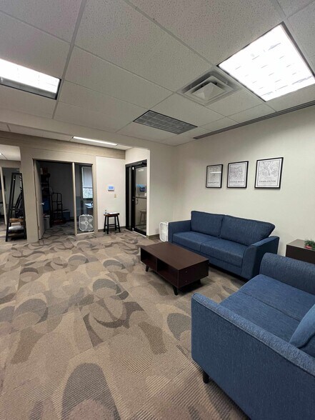 More Photos Of 4211 Glass Rd NE, Cedar Rapids Office For Lease