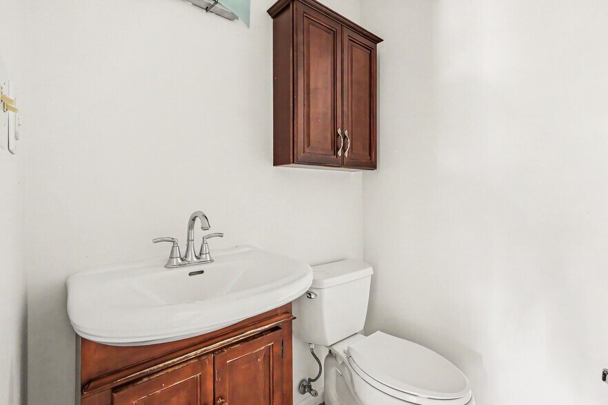 More Photos Of 10875 Main St, Fairfax Medical For Sale