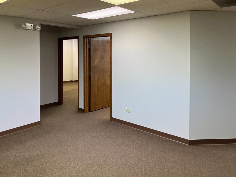 More Photos Of 3809 Illinois Ave, St Charles Office For Lease