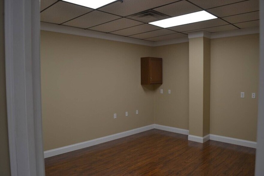 More Photos Of 29 Crestview Dr, Dunlap Loft Creative Space For Sale