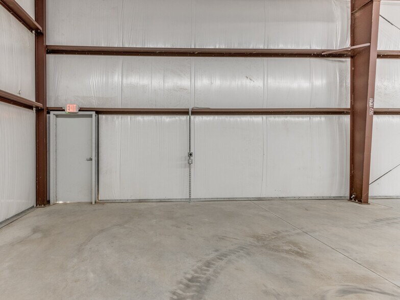 More Photos Of 18608 NE 23rd St, Harrah Light Distribution For Lease