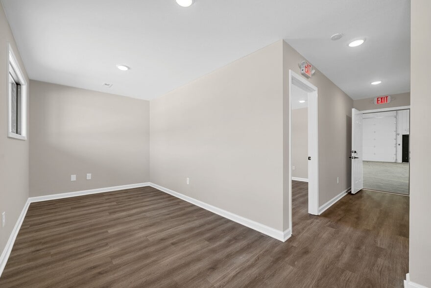 More Photos Of 1400 Dover Rd, Clarksville Showroom For Lease