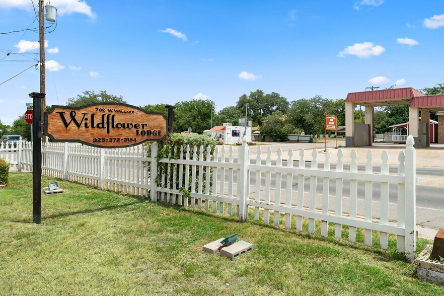 More Photos Of 702 W Wallace St, San Saba Hotel For Sale