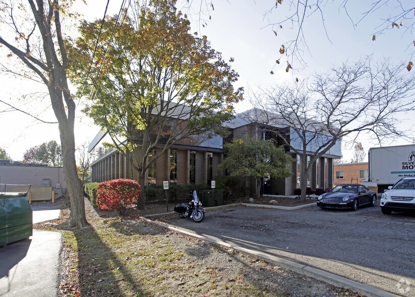 More Photos Of 42690 Woodward Ave, Bloomfield Hills Office For Lease