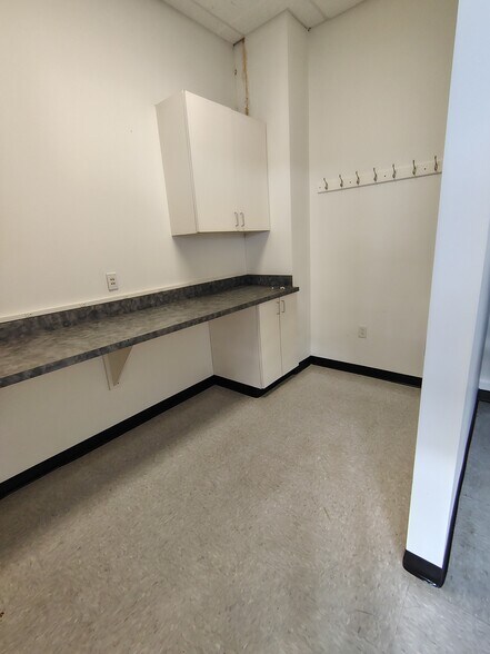 More Photos Of 18-22 Masse Pl, Batavia Warehouse For Lease