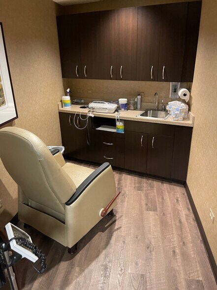 More Photos Of 355-385 W Northwest Hwy, Palatine General Retail For Sale