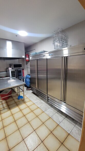 More Photos Of 141 Coit St, Irvington Showroom For Lease