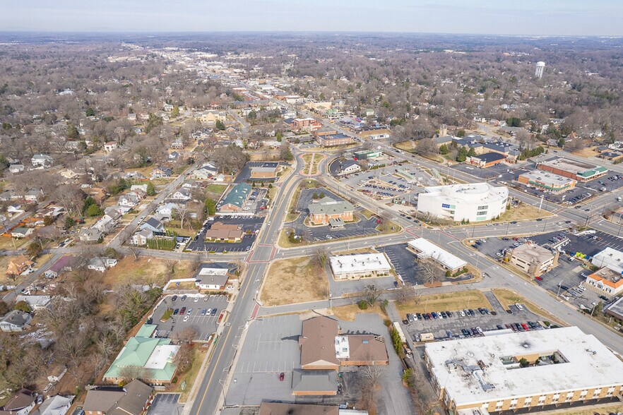 More Photos Of 810 Lindsay St, High Point Medical For Sale