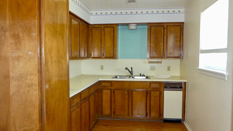 More Photos Of 926 Bonita St, Bayou Vista Office For Sale