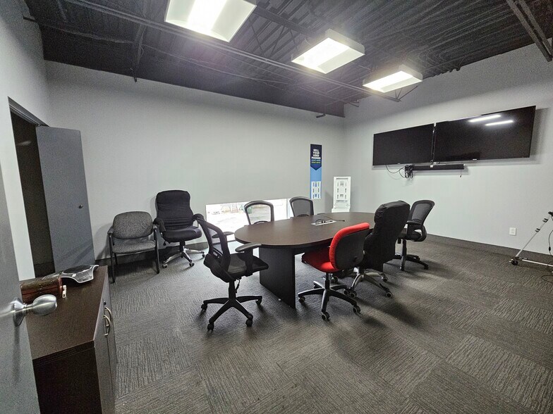 More Photos Of 2305-2329 Rue Guénette, Saint-Laurent Distribution For Sale