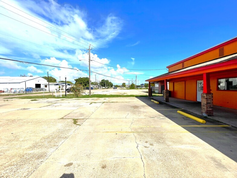 More Photos Of 423 W Plantation Dr, Clute Restaurant For Sale