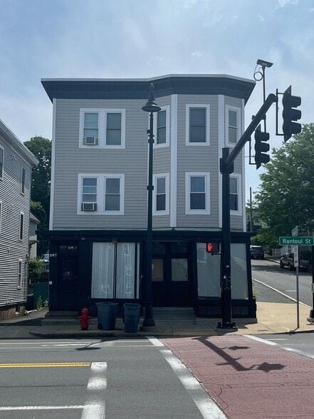 Primary Photo Of 267 Rantoul St, Beverly General Retail For Lease