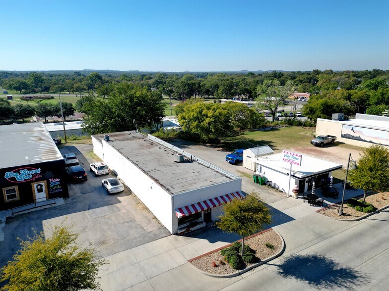 More Photos Of 914 Halsell St, Bridgeport General Retail For Sale