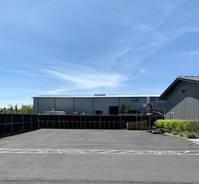 More Photos Of 62982 18th St, Bend Warehouse For Lease