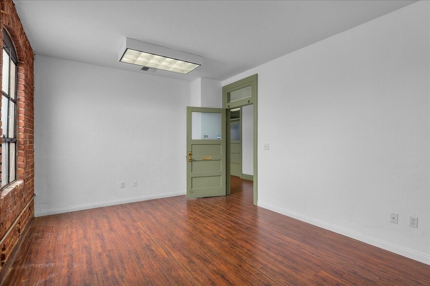 More Photos Of 1002-1008 S Pacific Ave, San Pedro Storefront Retail Office For Lease