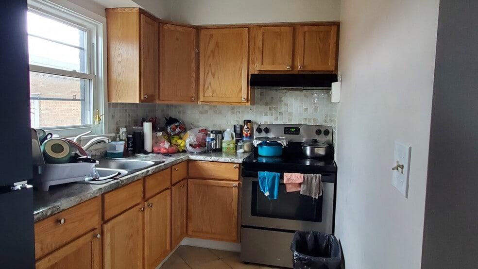 More Photos Of 1346 W Irving Park Rd, Bensenville Storefront Retail Residential For Sale