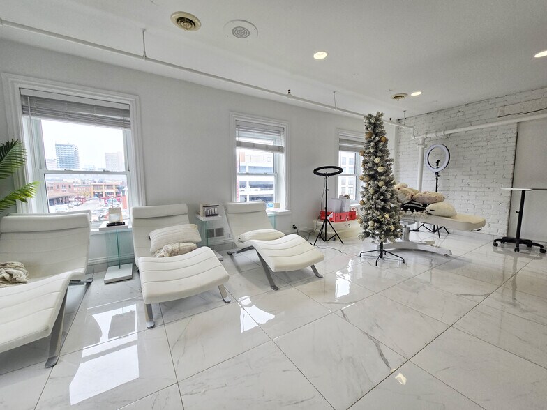 More Photos Of 12-18 Byward Market Sq, Ottawa Storefront Retail Office For Lease