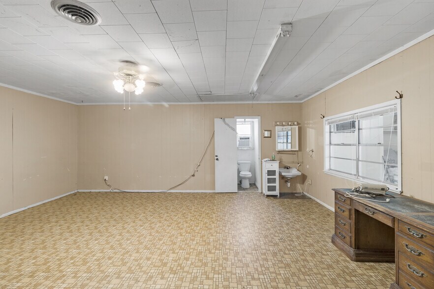 More Photos Of 120 State Highway 75 N, Huntsville Specialty For Sale