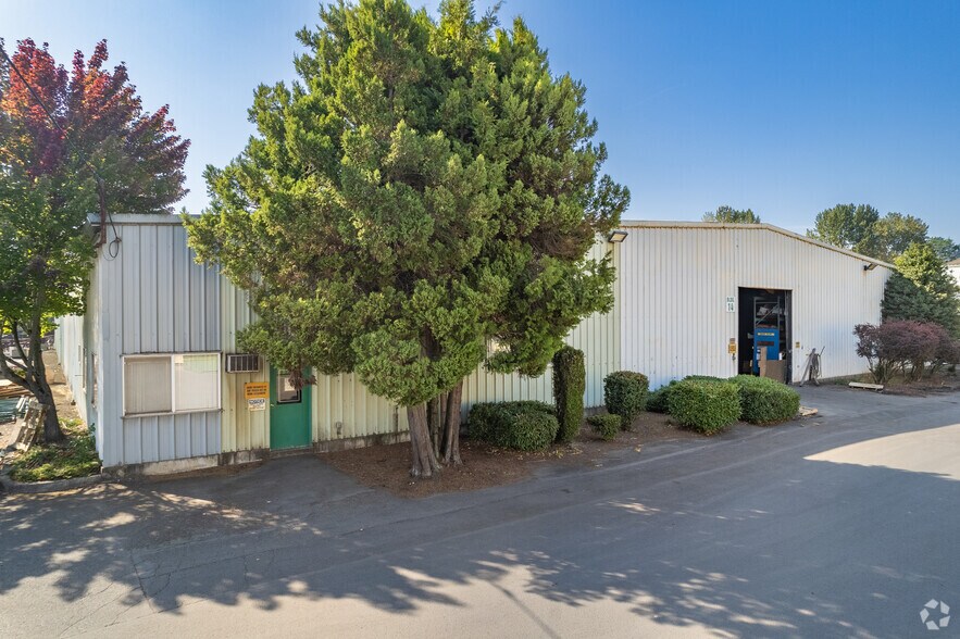 Primary Photo Of 10425 N Bloss Ave, Portland Manufacturing For Lease