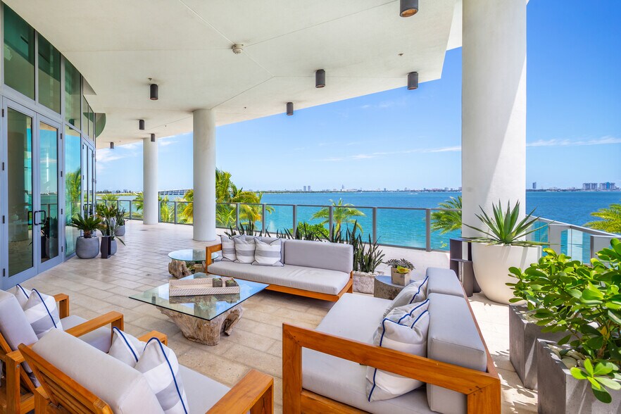 More Photos Of 2955 NE 7th Ave, Miami Storefront Retail Office For Sale